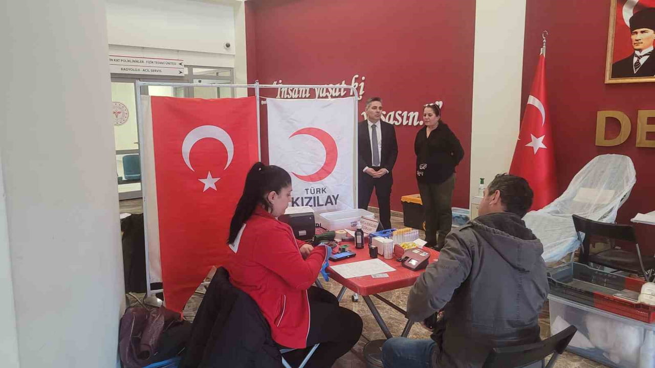 ÇİNE DEVLET HASTANESİ’NDE KURULAN KAN BAĞIŞI STANDINDA GÖNÜLLÜ PERSONEL VE VATANDAŞLARIN...