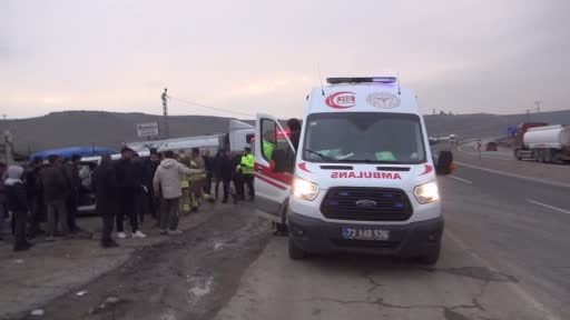 Cizre’de hafif ticari araç, park halindeki tırın dorsesine çarptı: 1 yaralı