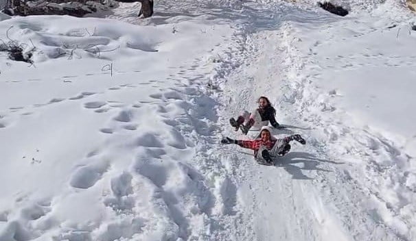 ÇOCUKLARIN KARIN KEYFİNİ TEPSİ VE BİDONLARLA ÇIKARDI