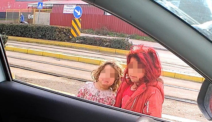 ÇOCUKLARIN YÜZLERİNİN KAPATILMASINI RİCA EDİYORUM ESKİŞEHİR'DE SOĞUK KIŞ GÜNĞÜNE RAĞMEN AYAKLARI...