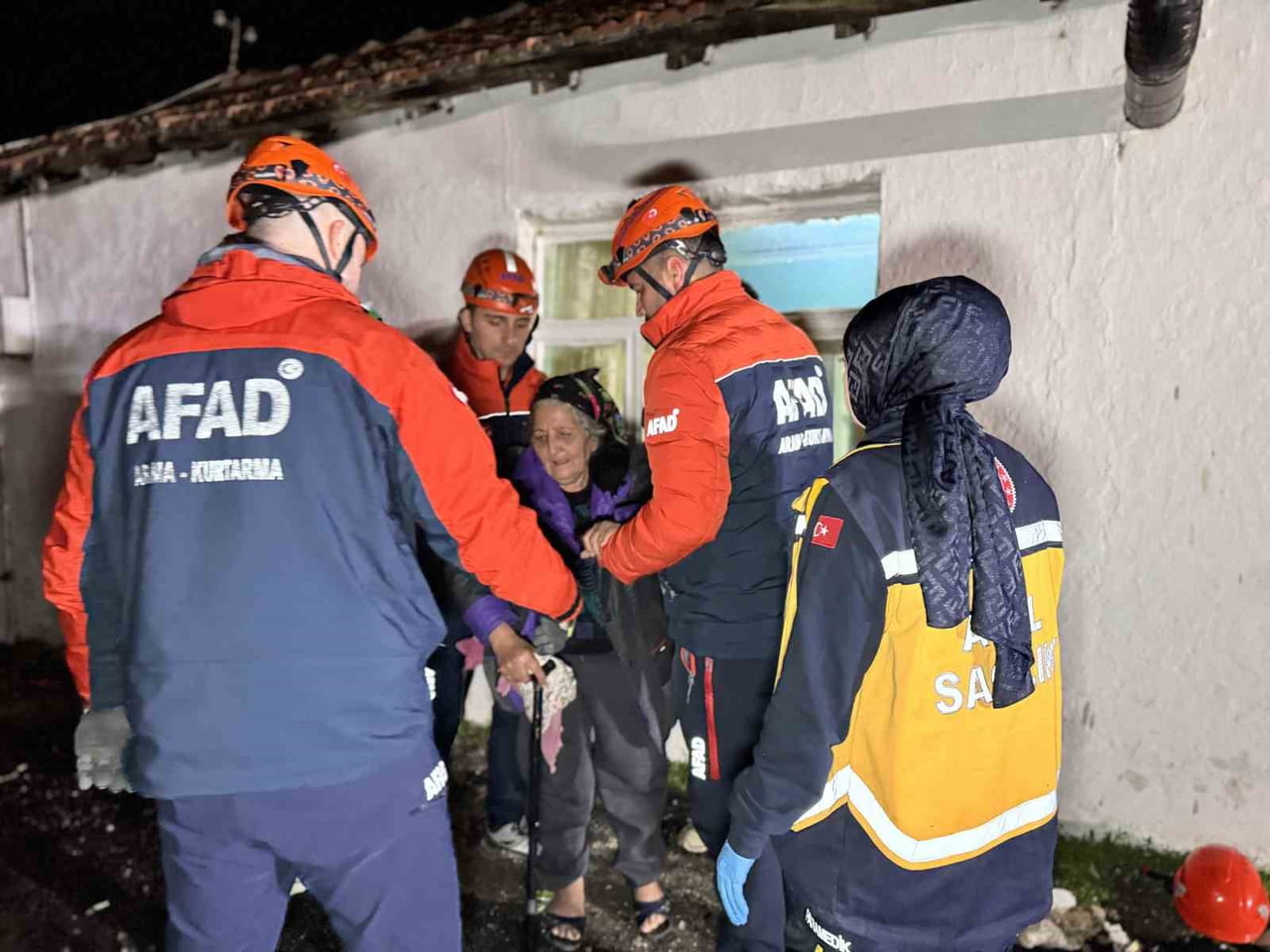 ÇÖKME RİSKİ NEDENİYLE AFAD VATANDAŞLARI TAHLİYE ETTİ