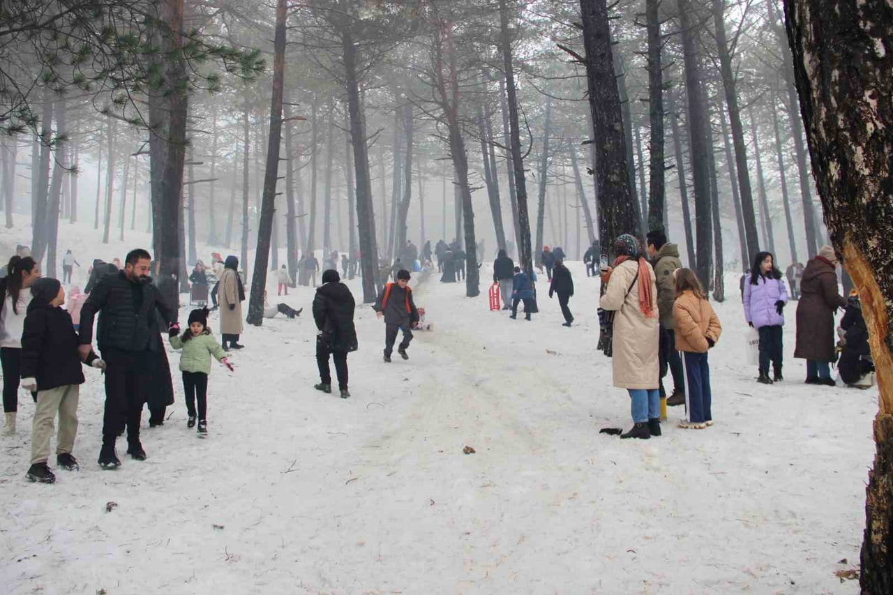 ÇORUM'DA BULUNAN ÇATAK TABİAT PARKI’NDA DÜZENLENEN KAR FESTİVALİ, VATANDAŞLARIN AKIMINA UĞRADI....