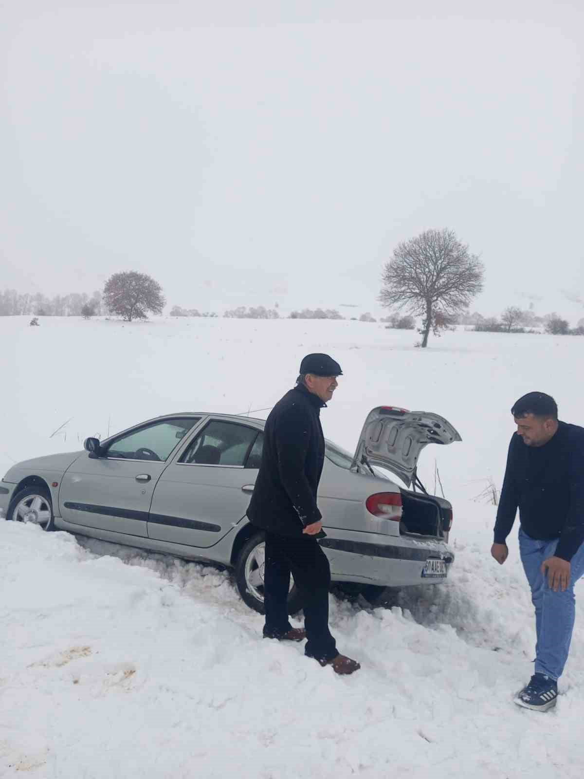 ÇORUM'UN ALACA İLÇESİNDE YOĞUN KAR YAĞIŞI SEBEBİYLE ARAÇLARIYLA YOLDA MAHSUR KALAN VATANDAŞLAR...