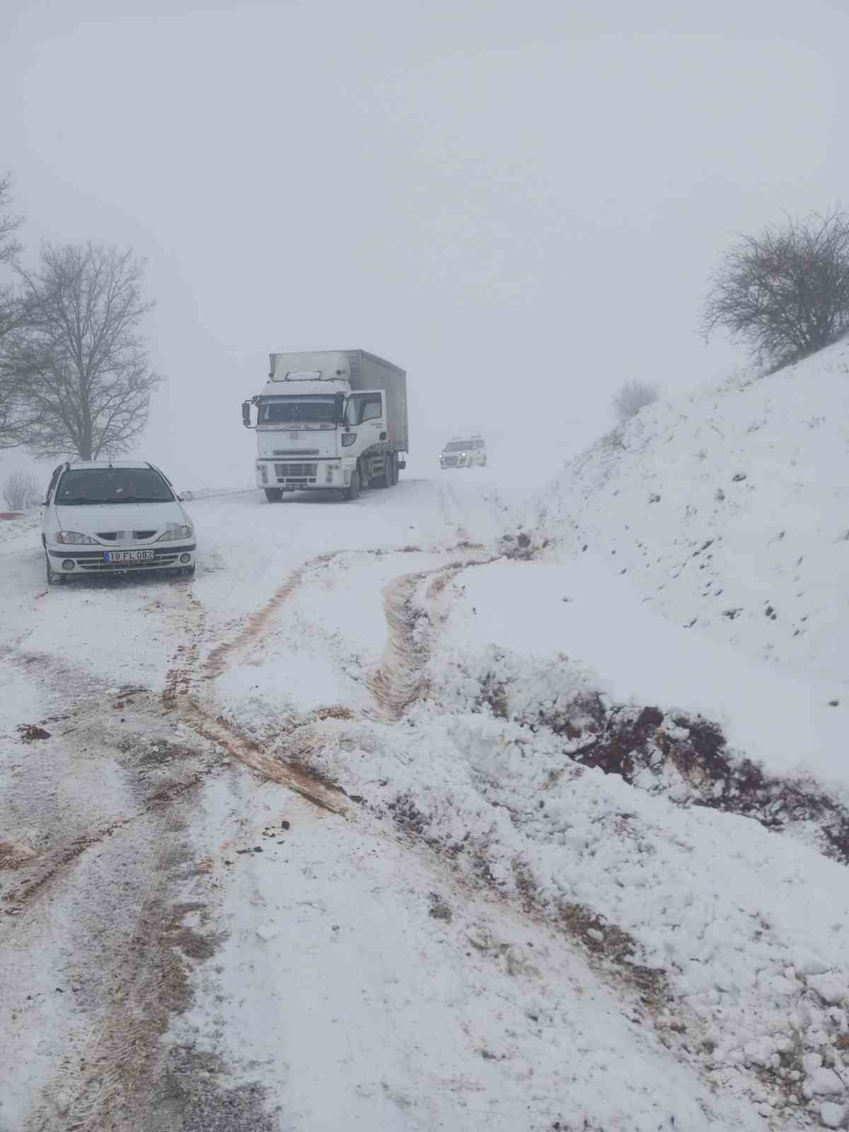 ÇORUM'UN ALACA İLÇESİNDE YOĞUN KAR YAĞIŞI SEBEBİYLE ARAÇLARIYLA YOLDA MAHSUR KALAN VATANDAŞLAR...