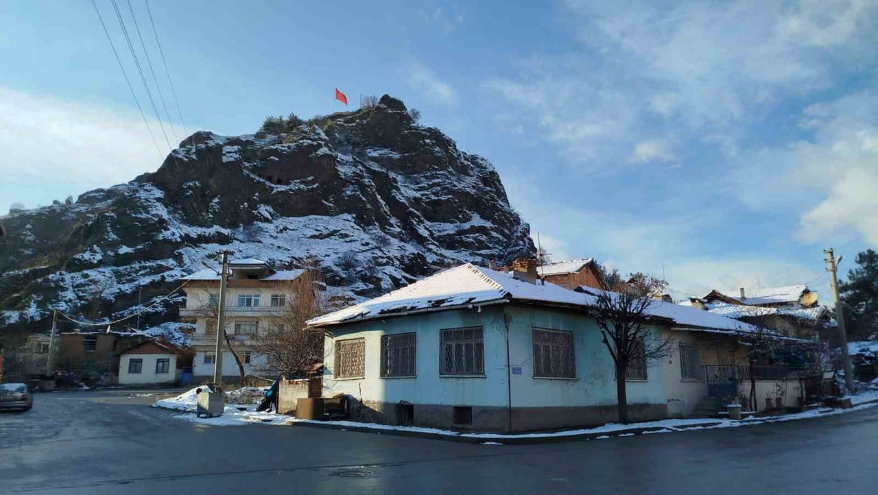 ÇORUM'UN OSMANCIK İLÇESİNDE UZUN SÜREDİR BEKLENEN KAR YAĞIŞI ETKİLİ OLDU. SABAH SAATLERİNDE LAPA...