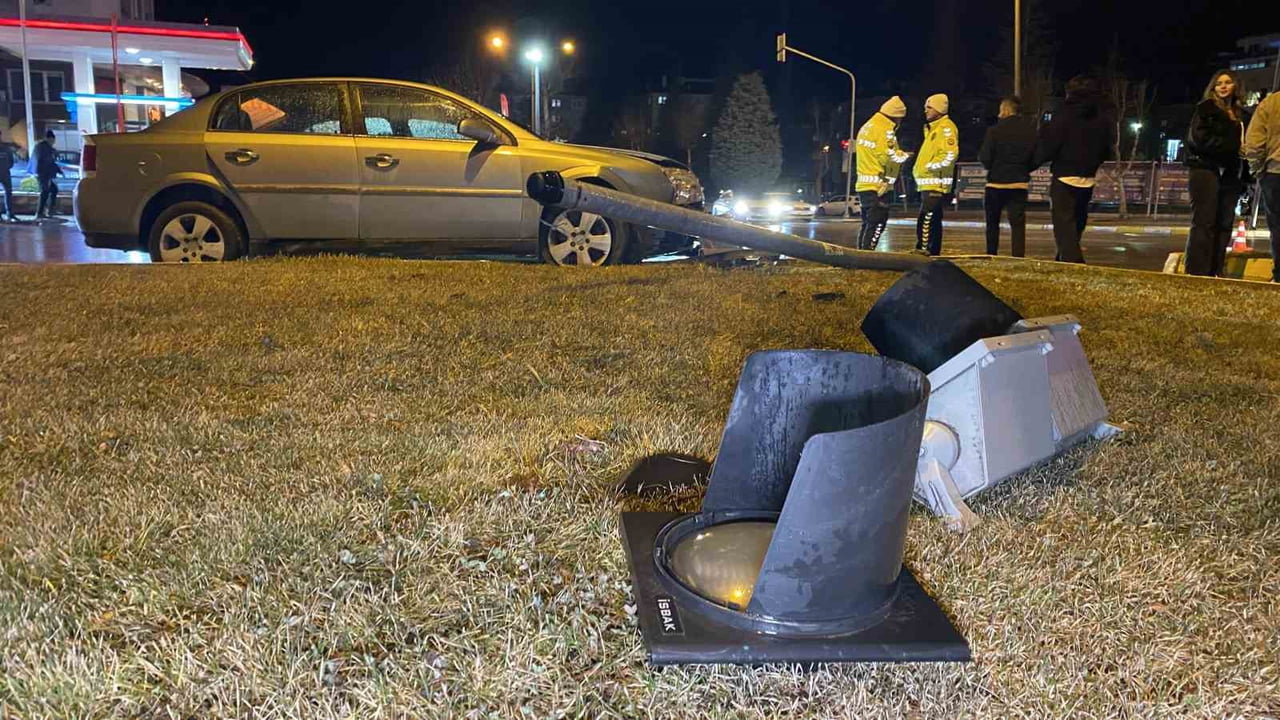 ÇORUM’DA OTOMOBİLİN SİNYALİZASYON DİREĞİNE ÇARPMASI NETİCESİNDE MEYDANA GELEN TRAFİK KAZASINDA 1...