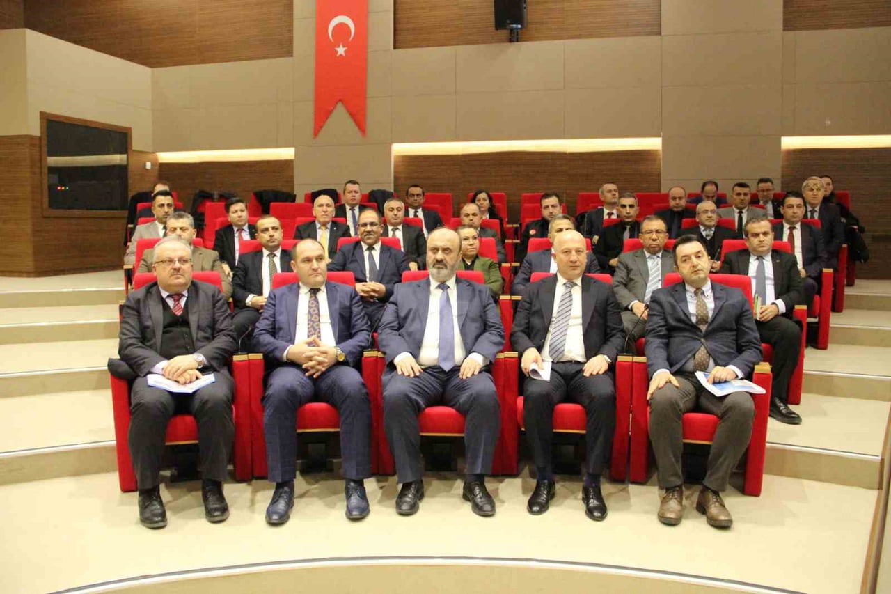 ÇORUM İL KOORDİNASYON KURULU TOPLANTISINDA KONUŞAN VALİ ALİ ÇALGAN, ANKARA-SAMSUN HIZLI DEMİR YOLU...