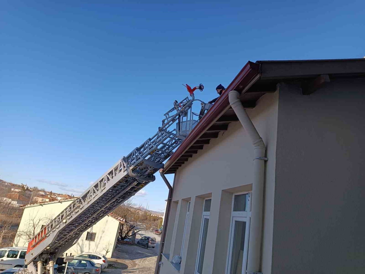 ÇORUM’UN ALACA İLÇESİNDE, BİNASININ ÇATISINDA MAHSUR KALAN KEDİ, İTFAİYE EKİPLERİNİN ÇALIŞMASIYLA...