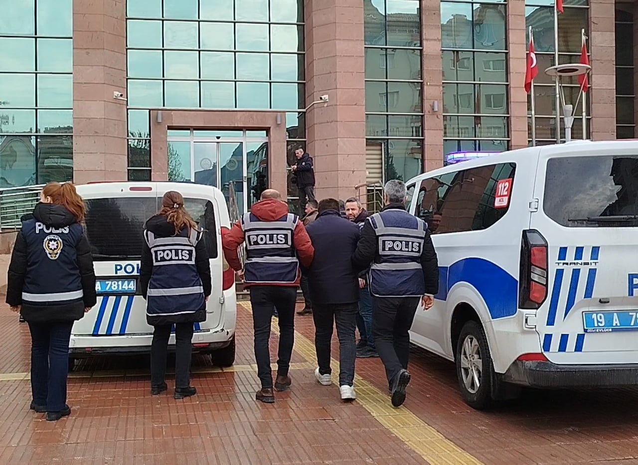 ÇORUM’UN OSMANCIK İLÇESİNDE EVLERE GİREREK ZİYNET EŞYASI VE PARA ÇALAN 2’Sİ KADIN 4 KİŞİ, POLİS...