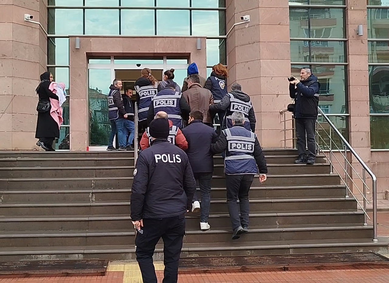 ÇORUM’UN OSMANCIK İLÇESİNDE EVLERE GİREREK ZİYNET EŞYASI VE PARA ÇALAN 2’Sİ KADIN 4 KİŞİ, POLİS...