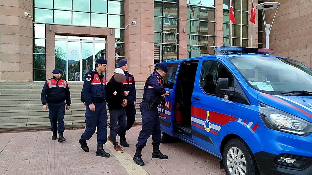ÇORUM’UN OSMANCIK İLÇESİNDE JANDARMA EKİPLERİNCE BİR ŞAHSIN EVİ VE İŞ YERİNE DÜZENLENEN...