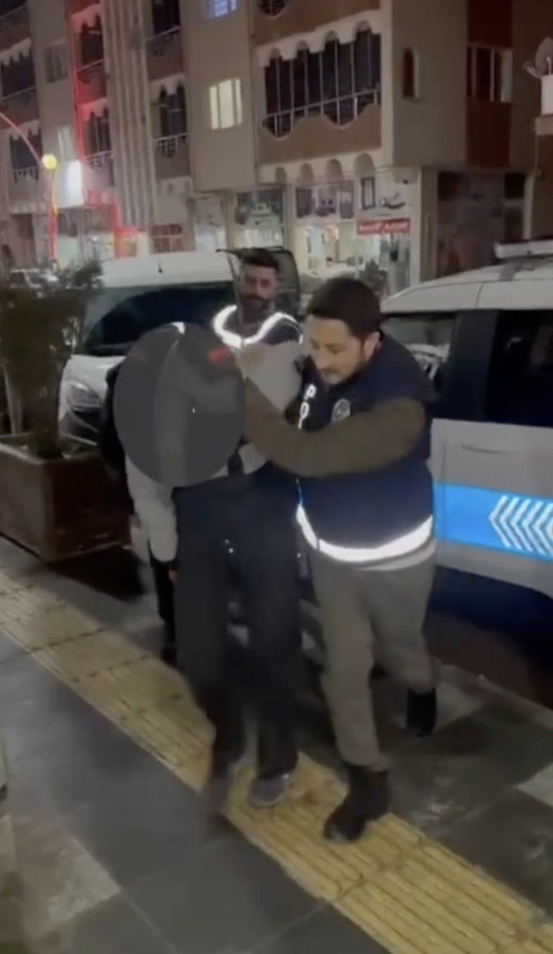 ÇORUM’UN SUNGURLU İLÇESİNDE POLİS EKİPLERİ, HAKLARINDA KESİNLEŞMİŞ HAPİS CEZASI BULUNAN FİRARİLERE...