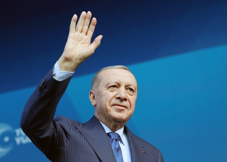 CUMHURBAŞKANI ERDOĞAN: “BİZİMLE LAF DEĞİL ESER, HİZMET YARIŞTIRIN”