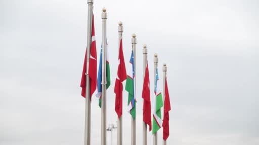 Cumhurbaşkanı Erdoğan, Özbekistan Cumhurbaşkanı Mirziyoyev'i havalimanında karşıladı