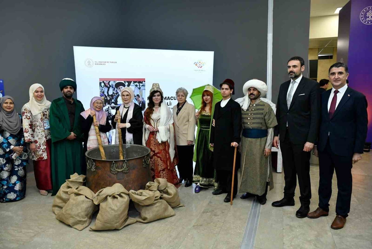 CUMHURBAŞKANI RECEP TAYYİP ERDOĞAN’IN EŞİ EMİNE ERDOĞAN İLE MALEZYA BAŞBAKANI ENVER İBRAHİM’İN EŞİ...