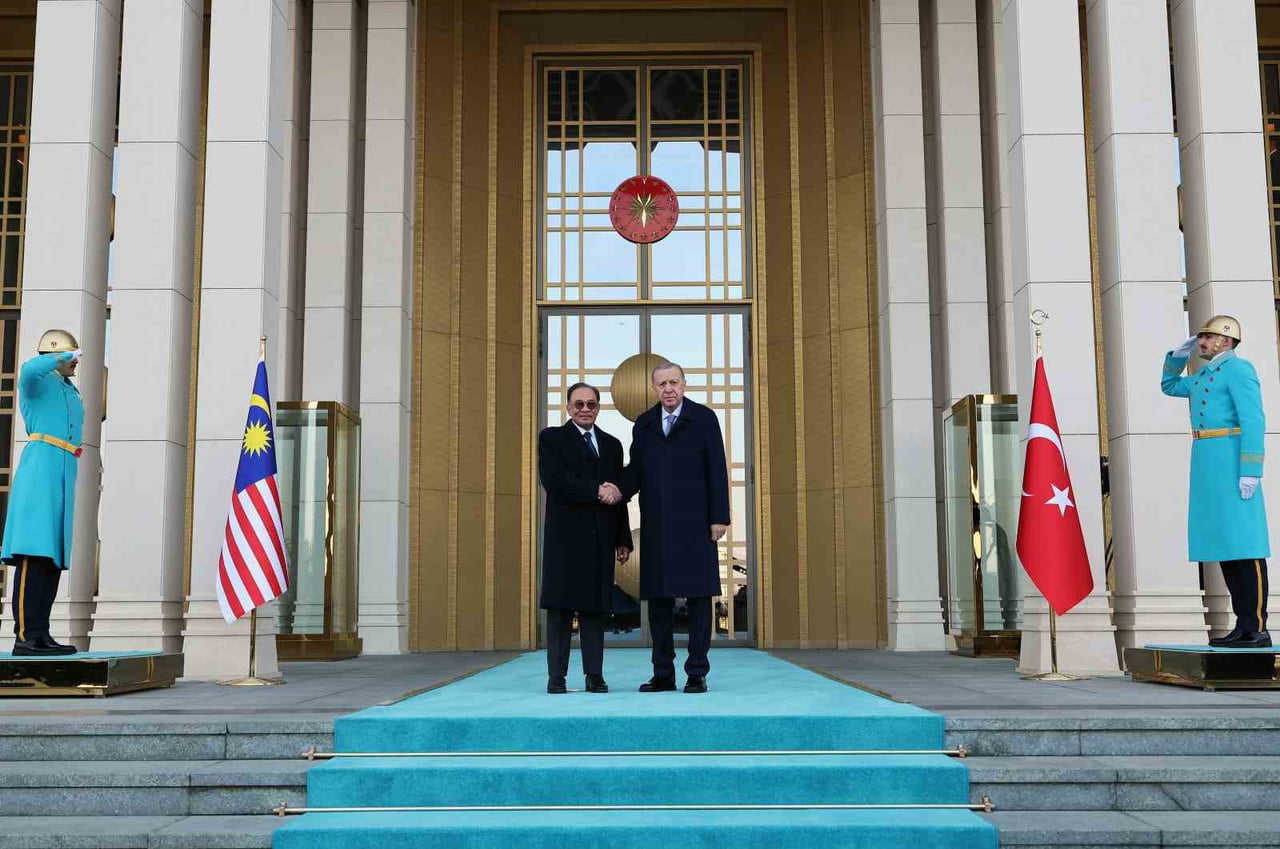 CUMHURBAŞKANI RECEP TAYYİP ERDOĞAN, MALEZYA BAŞBAKANI ENVER İBRAHİM'İ TÖRENLE KARŞILADI.