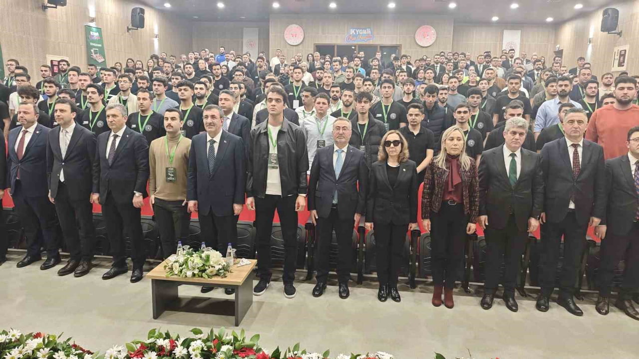 CUMHURBAŞKANI YARDIMCISI CEVDET YILMAZ, ÖĞRENCİ YURTLARININ KAPASİTESİNİN 1 MİLYONU AŞTIĞINA...