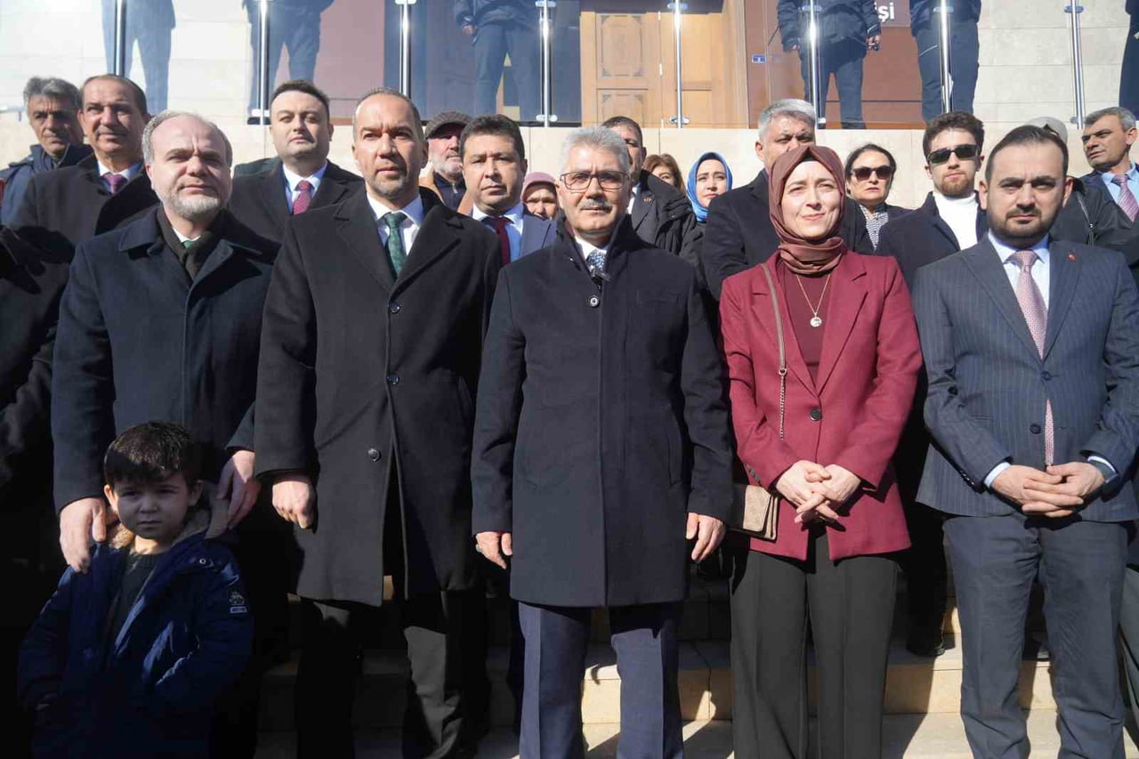 CUMHURBAŞKANLIĞI KARARNAMESİ NİĞDE VALİLİĞİ GÖREVİNDEN BİNGÖL VALİLİĞİ’NE ATANAN DR. CAHİT ÇELİK...