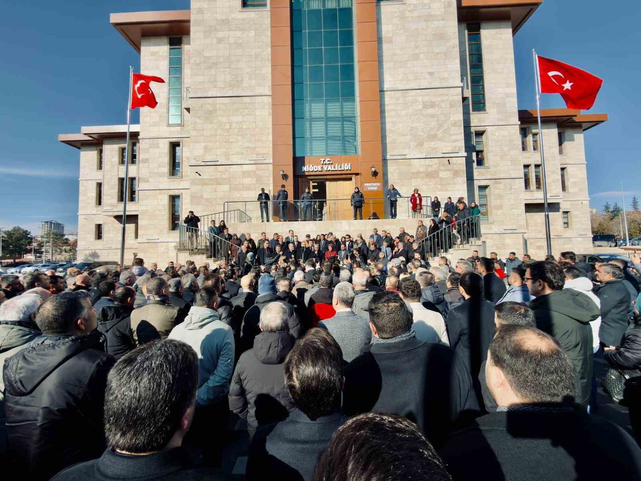 CUMHURBAŞKANLIĞI KARARNAMESİ NİĞDE VALİLİĞİ GÖREVİNDEN BİNGÖL VALİLİĞİ’NE ATANAN DR. CAHİT ÇELİK...