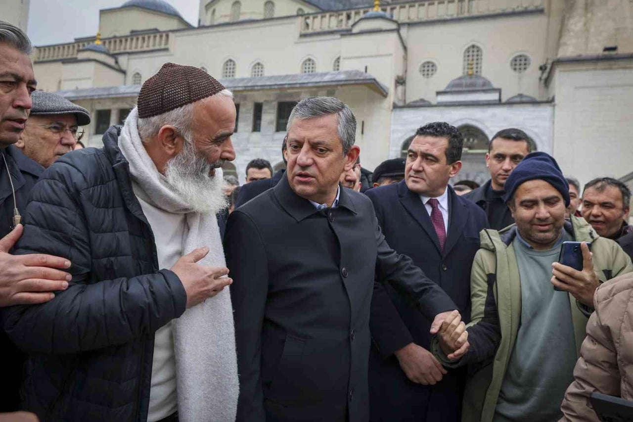 CUMHURİYET HALK PARTİSİ (CHP) GENEL BAŞKANI ÖZGÜR ÖZEL, "EĞER EMEKLİ GEÇİNEMİYORSA, ÜLKENİN ANA...