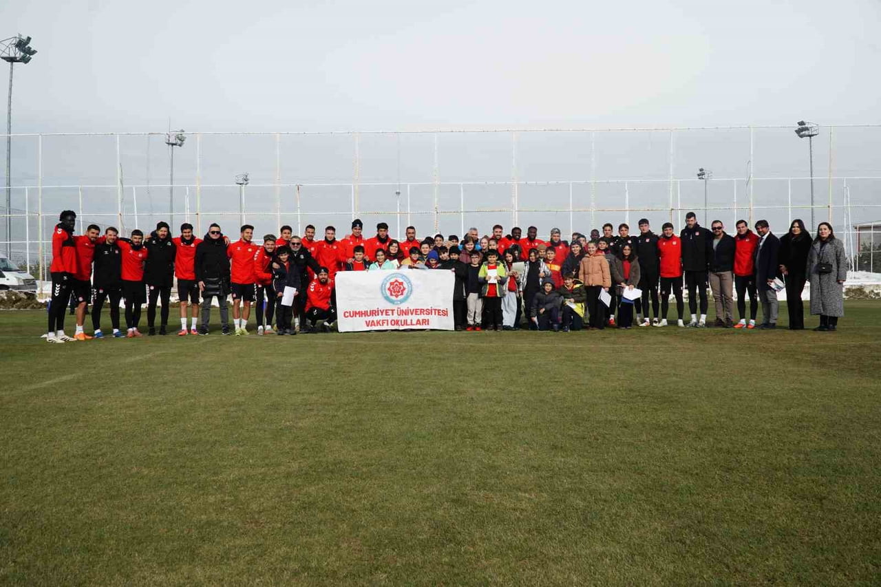 CUMHURİYET ÜNİVERSİTESİ VAKFI OKULLARI ÖĞRENCİLERİ, ERZURUM MAÇI ÖNCESİ SİVASSPOR’A MORAL...