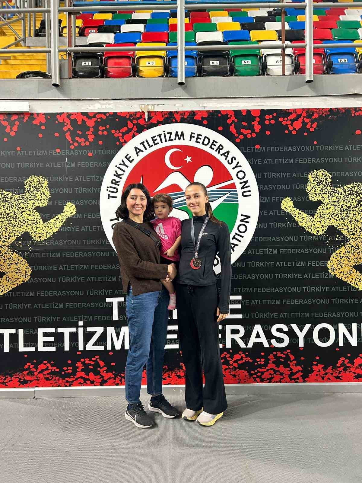 CÜNEYT KORYÜREK U20 TÜRKİYE SALON ŞAMPİYONASI'NA ESKİŞEHİR'DEN KATILAN SUDENAZ BAYRAM, SIRIKLA...