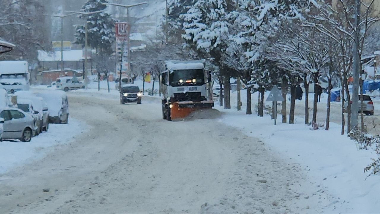 DARENDE BELEDİYESİ'NİN KARLA MÜCADELE ÇALIŞMALARI SÜRÜYOR
