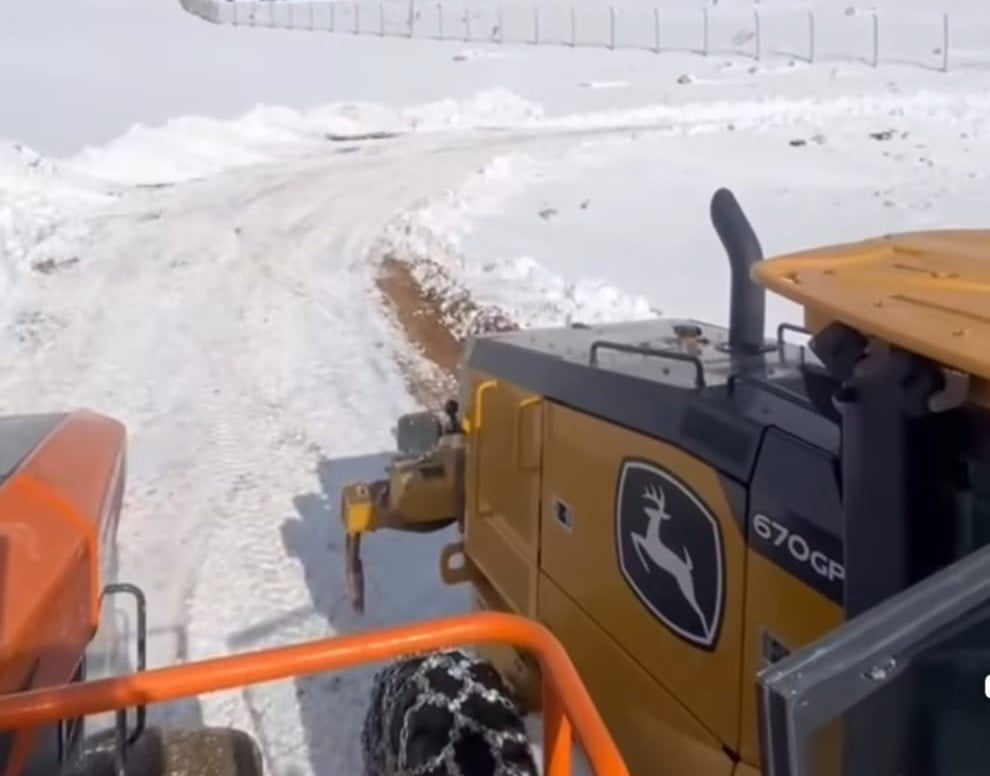 DARENDE BELEDİYESİ’NİN KARLA MÜCADELE ÇALIŞMALARI KESİNTİSİZ SÜRÜYOR