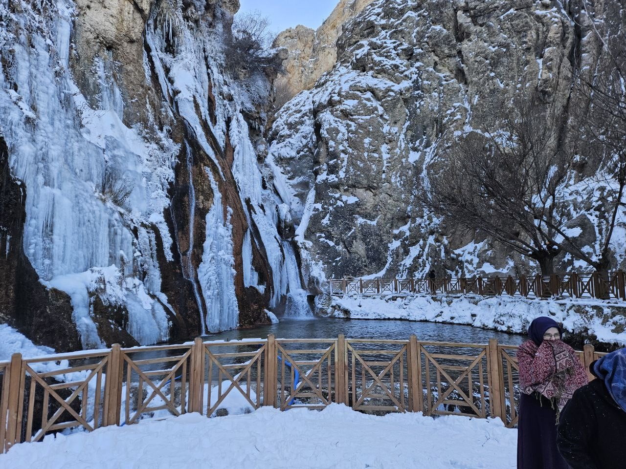 DARENDE İLÇESİNDE BULUNAN GÜRPINAR ŞELALESİ, SOĞUK HAVA NEDENİYLE KISMEN BUZ TUTTU.