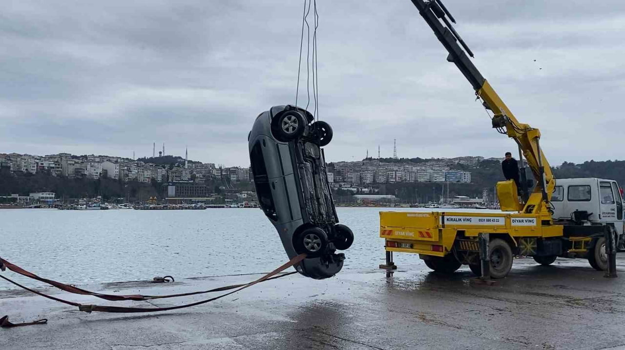 DENİZE UÇAN OTOMOBİL SABAH SAATLERİNDE VİNÇ YARDIMIYLA SUDAN ÇIKARILDI