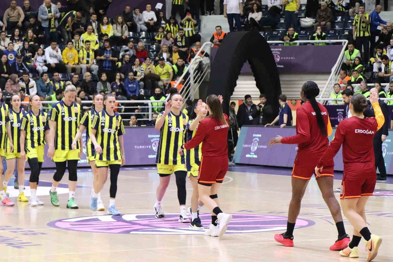 DENİZLİ'DE OYNANAN HALKBANK KADINLAR TÜRKİYE KUPASI DÖRTLÜ FİNALİ'NDE FENERBAHÇE, GALATASARAY'I...