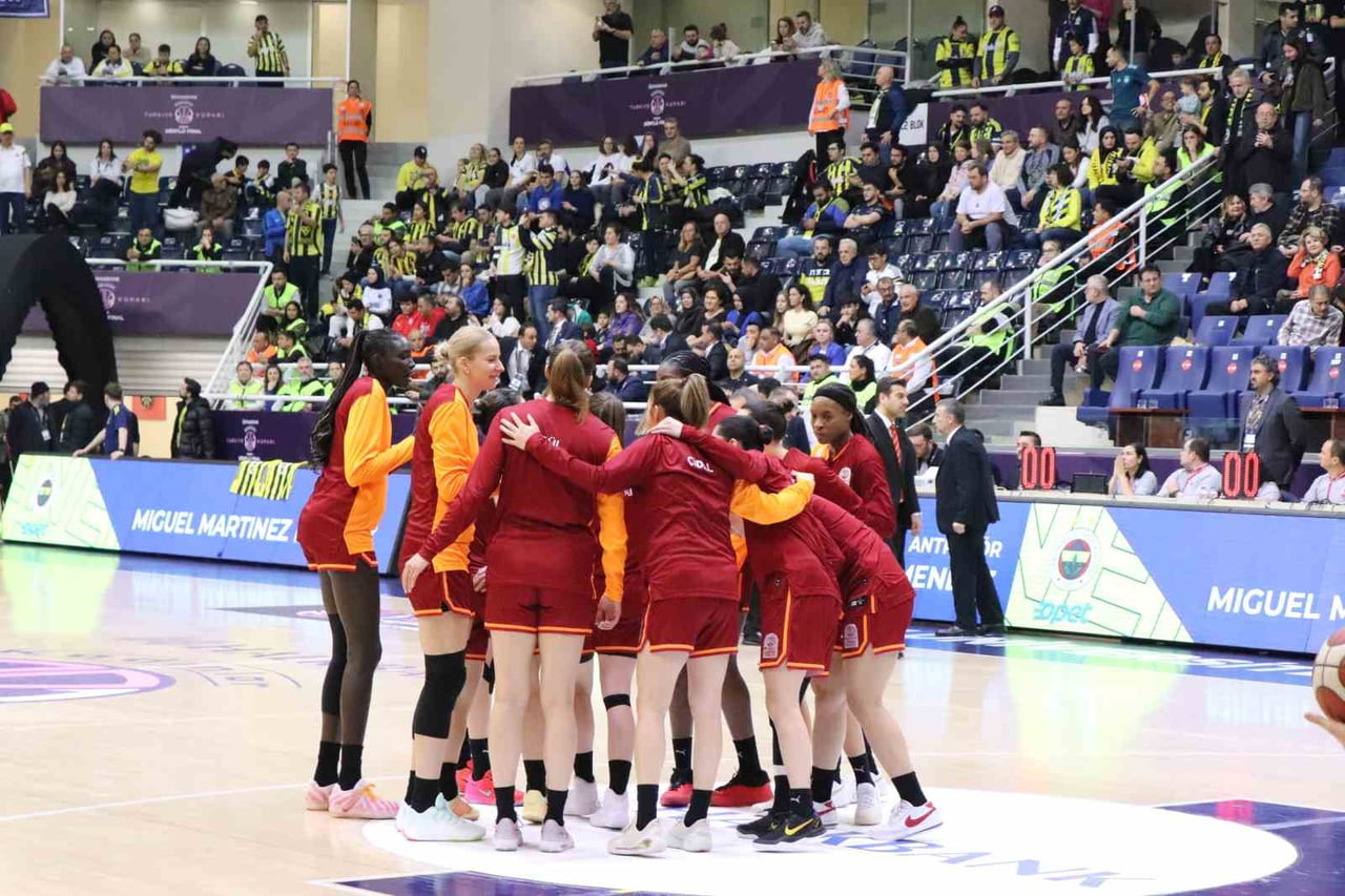 DENİZLİ'DE OYNANAN HALKBANK KADINLAR TÜRKİYE KUPASI DÖRTLÜ FİNALİ'NDE FENERBAHÇE, GALATASARAY'I...