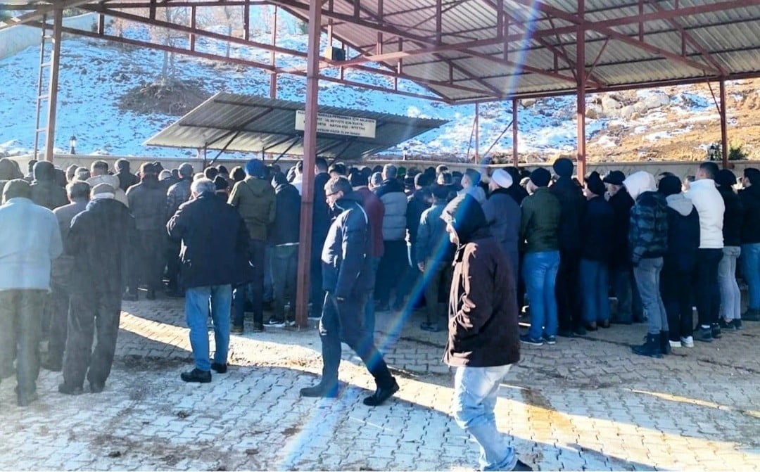 DENİZLİ'NİN MERKEZEFENDİ İLÇESİNDE, ÇALIŞTIĞI FABRİKADA ISINMAK İÇİN SOBAYA DÖKTÜĞÜ TİNERİN...