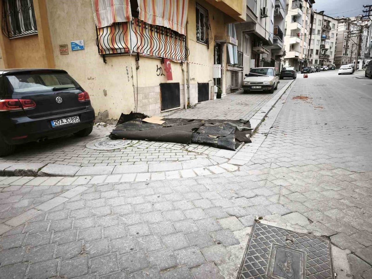 DENİZLİ’DE GECE SAATLERİNDE BAŞLAYAN ŞİDDETLİ RÜZGAR HAYATI OLUMSUZ ETKİLEDİ. KENT GENELİN RÜZGAR...