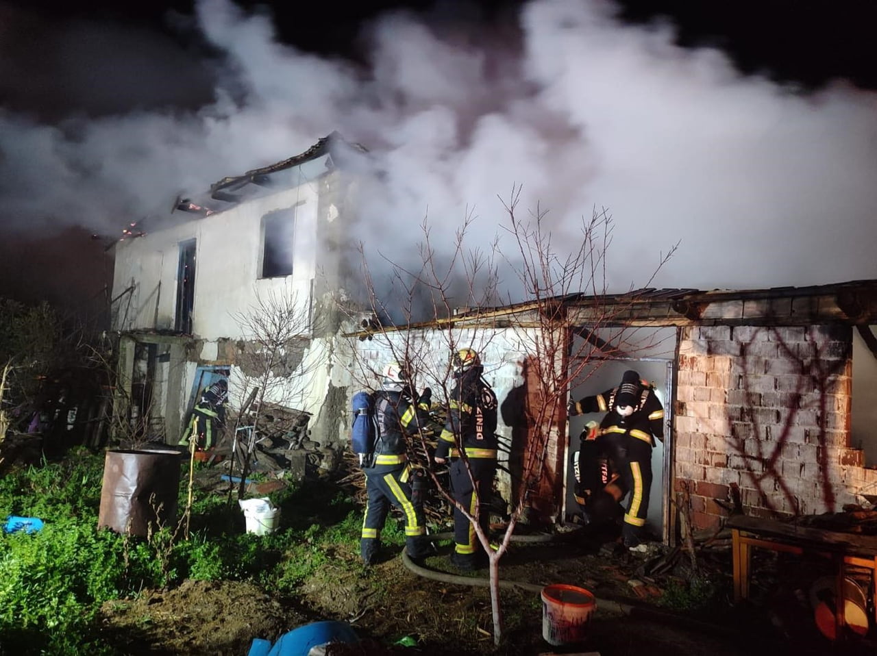 DENİZLİ’DE GECE SAATLERİNDE YANAN SAMANLIK KORKUYA NEDEN OLDU. EKİPLERİN YOĞUN UĞRAŞLARI SONUCU...