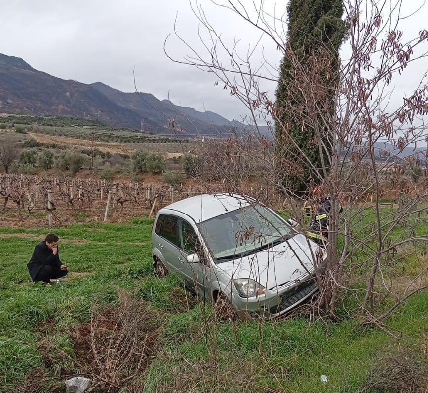 DENİZLİ’NİN BULDAN İLÇESİNDE YAĞMUR NEDENİYLE KAYGANLAŞAN YOLDA KONTROLDEN ÇIKAN OTOMOBİL ÜZÜM...