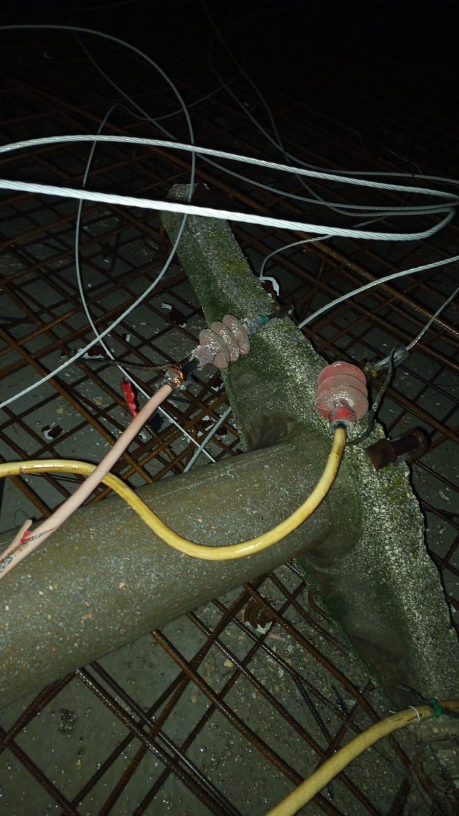 DENİZLİ’NİN BULSAN İLÇESİNDE ŞİDDETLİ FIRTINA NEDENİYLE DEVAM EDEN BİR İNŞAATIN ÜZERİNE DEVRİLEN...