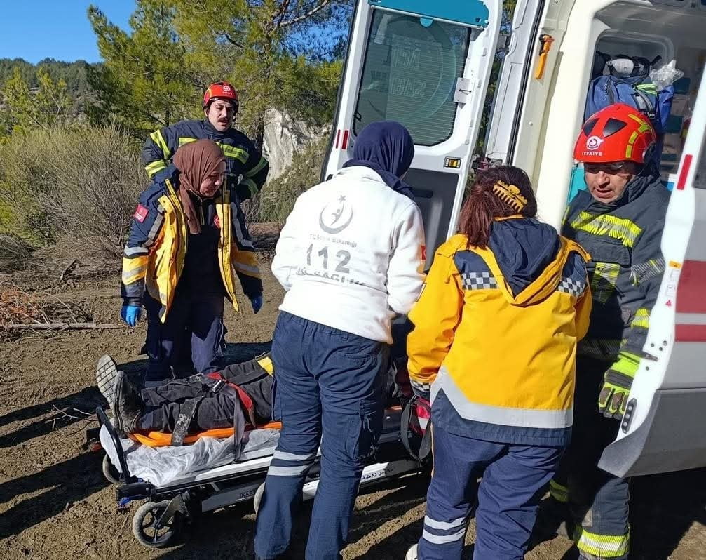 DENİZLİ’NİN ÇAMELİ İLÇESİNDE, ORMANLIK ALANDA KONTROLDEN ÇIKAN TRAKTÖRÜN DEVRİLMESİ SONUCU BİR...