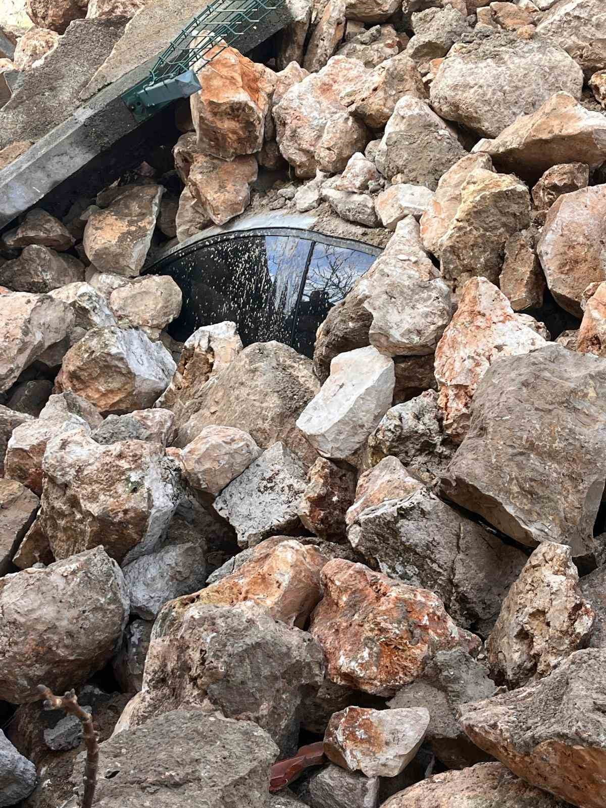 DENİZLİ’NİN GÜNEY İLÇESİNDE YAKLAŞIK 5 METRELİK İSTİNAT DUVARININ ÇÖKMESİ SONUCU, ENKAZ ALTINDA...