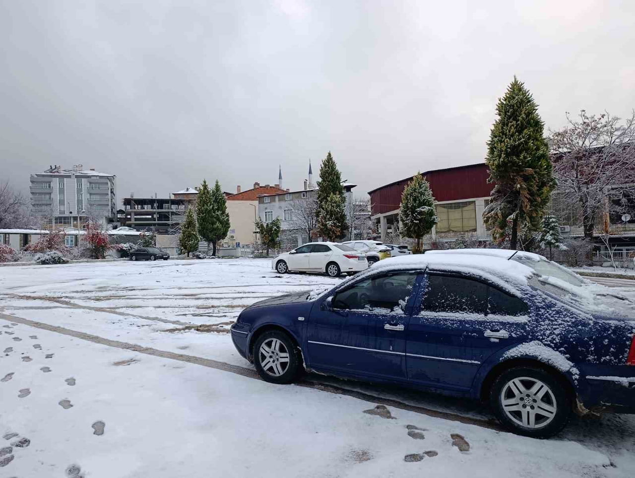 DENİZLİ’NİN KALE İLÇESİNDE GECE SAATLERİNDE ETKİSİNİ GÖSTEREN KAR YAĞIŞI, İLÇEYİ KISA SÜREDE BEYAZ...