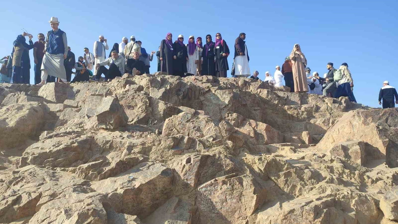 DENİZLİ UMRE GURUBU, MEDİNE’DEKİ DIŞ ZİYARET PROGRAMINI TAMAMLADI. KIBLATEYN MESCİDİ İLE BAŞLAYAN...