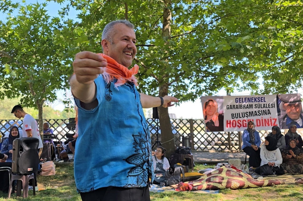 DENİZLİLİ ÜNLÜ BESTECİ HİKMET DORUK TARAFINDAN SÖZÜ VE MÜZİĞİ YAPILAN "SENİNLE BİZ İKİMİZ" ADLI...