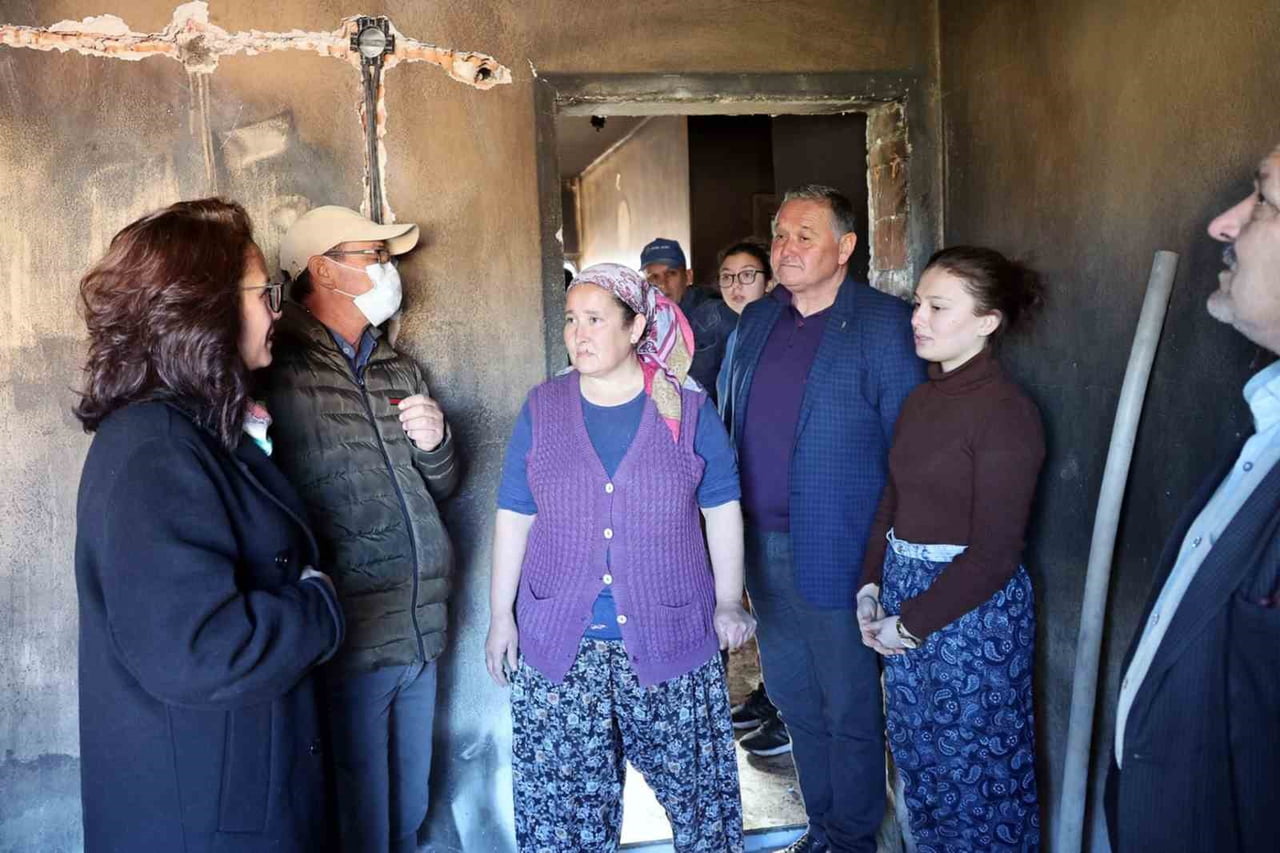 DENİZOVA MAHALLESİNDE YAŞANAN KONUT YANGININDAN SONRA HASAR GÖREN EVİ VE AİLEYİ MENTEŞE BELEDİYE...