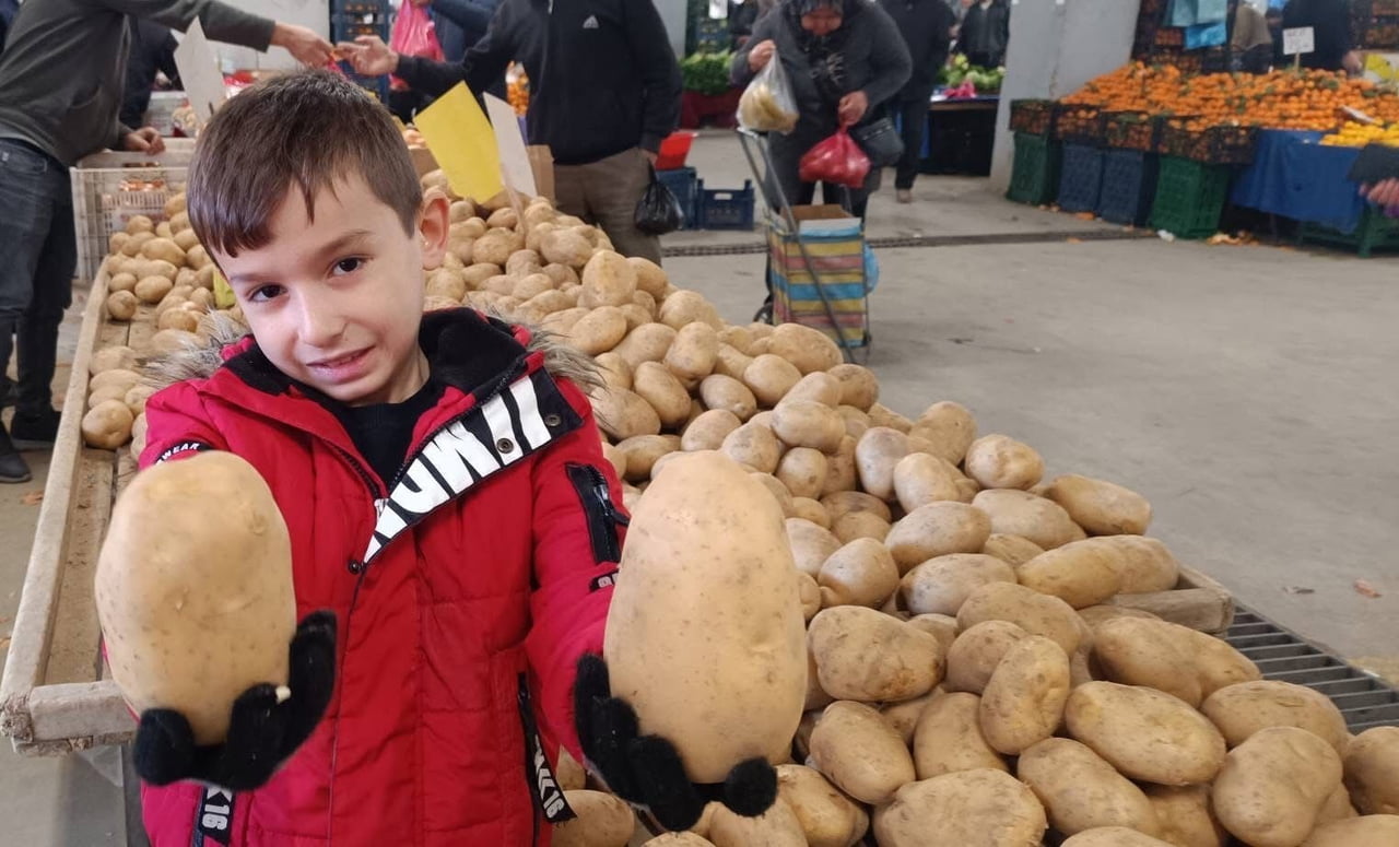 DEV PATATESLER, ÇOCUKLARIN DA İLGİSİNİ ÇEKTİ. ANNE VE BABASINDAN İZİN ALARAK TEZGAHA YAKLAŞAN...