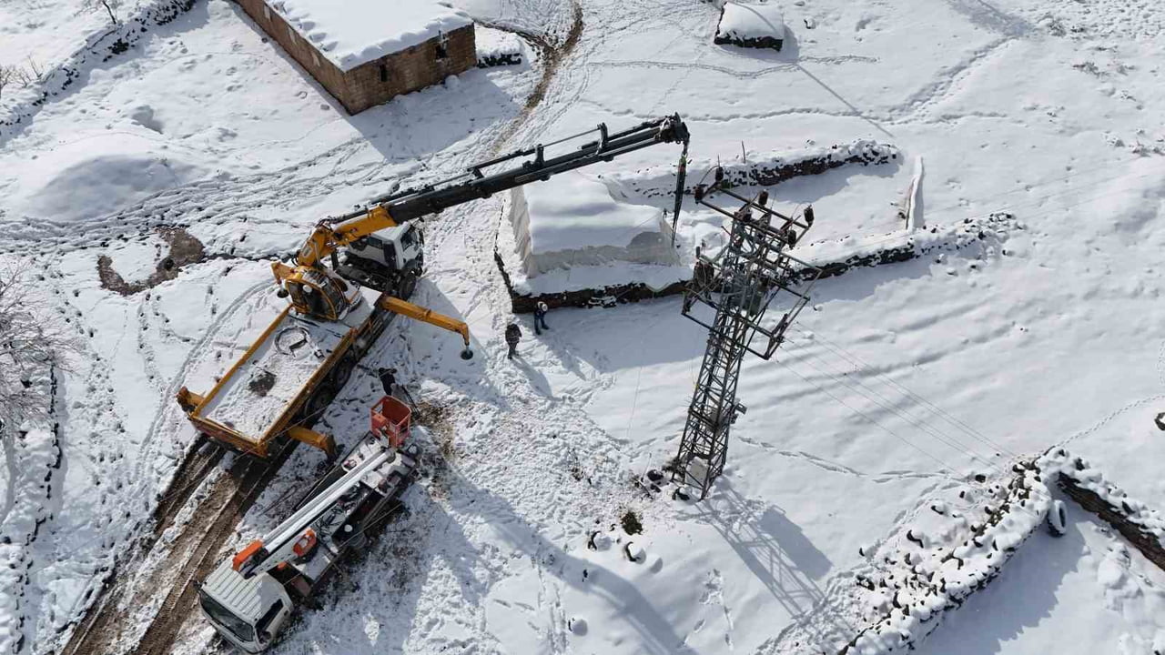DİCLE ELEKTRİK EKİPLERİ, DİYARBAKIR’DA ZORLU HAVA ŞARTLARINA RAĞMEN 7/24 ÇALIŞARAK ŞEHİR MERKEZİ...