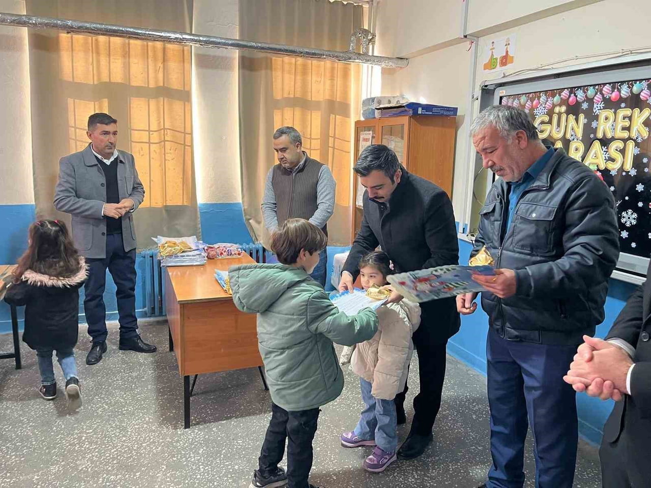 DİCLE KAYMAKAMI MUSTAFA ATIŞ, DİCLE İLÇE MİLLİ EĞİTİM MÜDÜRÜ MUSTAFA SABIR İLE BİRLİKTE İLÇEDE...