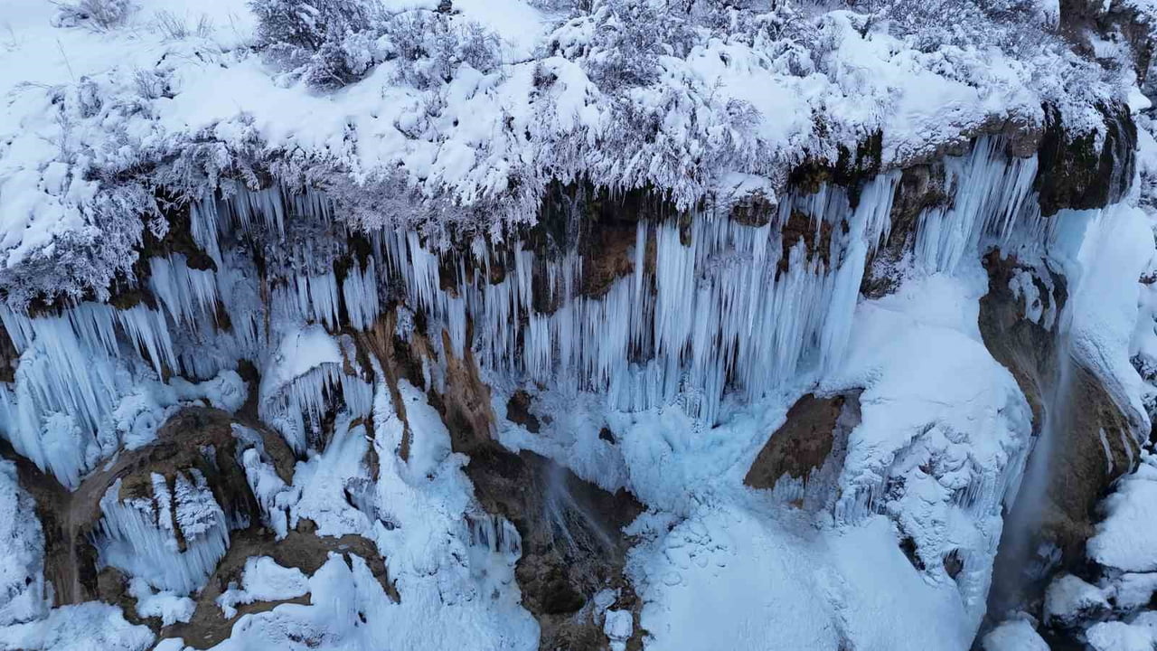 DİPSİZGÖL’DEN AKAN SUYUN KAYALIKLARDAN DÖKÜLMESİYLE OLUŞAN DİPSİZGÖL ŞELALESİ, SOĞUK HAVANIN...