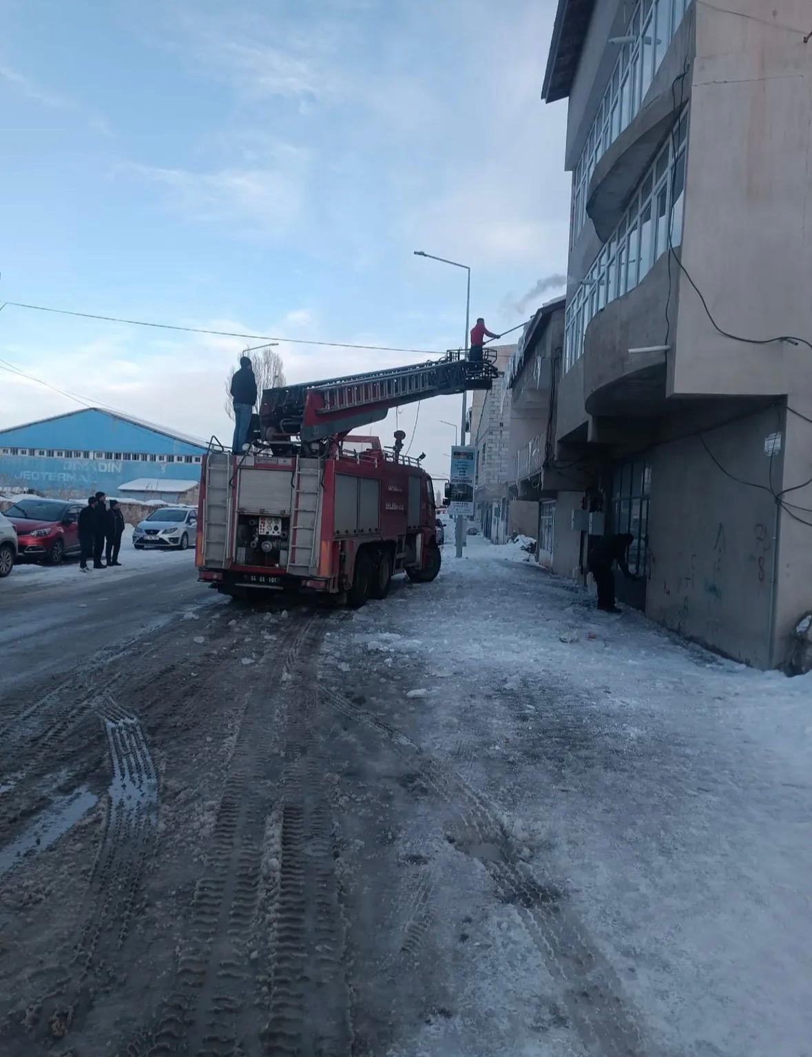 DİYADİN BELEDİYESİ İTFAİYE MÜDÜRLÜĞÜNE BAĞLI EKİPLER, KIŞ MEVSİMİNİN SERT GEÇTİĞİ İLÇEDE...