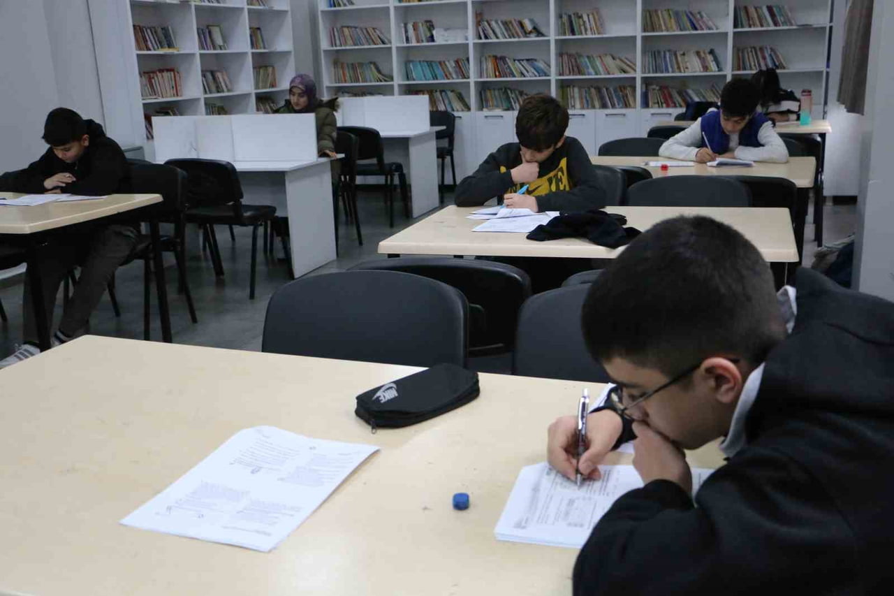 DİYARBAKIR'DA ÖĞRETMENLER, OKUL KÜTÜPHANESİNDE LGS'YE HAZIRLANAN ÖĞRENCİLERE DESTEK OLMAK İÇİN...