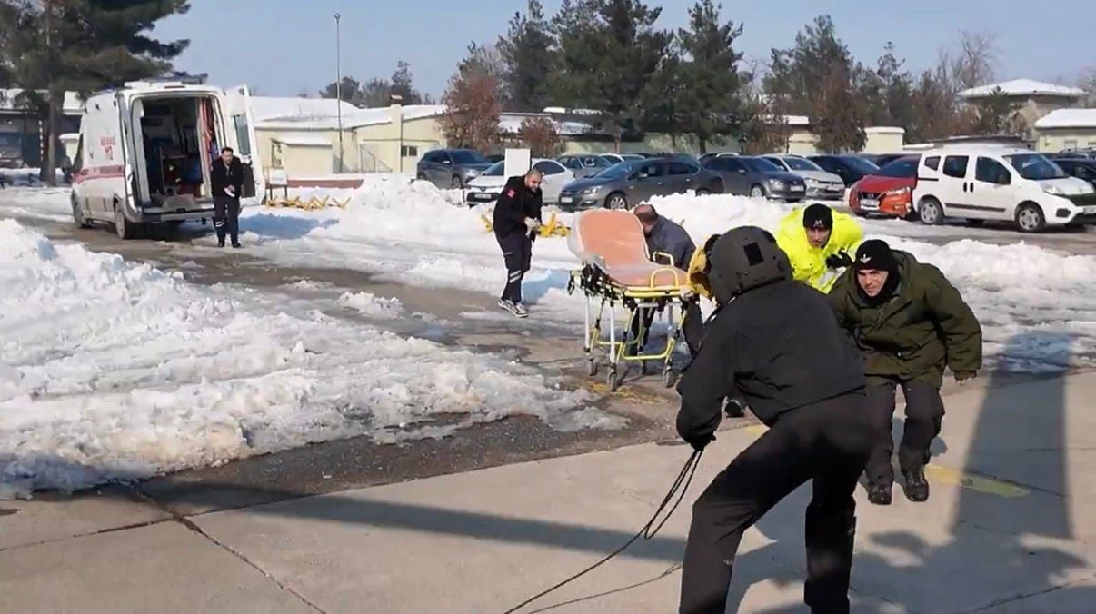 DİYARBAKIR'DA RAHATSIZLIĞI BULUNAN VATANDAŞ, JANDARMA HELİKOPTERİYLE HASTANEYE SEVK EDİLDİ